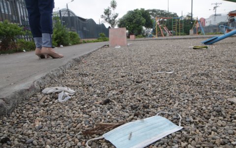 A lo largo del parque se puede evidenciar los desechos de cubre bocas, lo que genera un riesgo para quienes acuden al sitio.