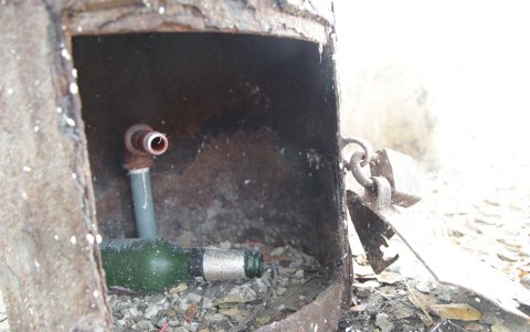 En los seis puntos de agua se observa el deterioro y la desaparición de sus rejillas.