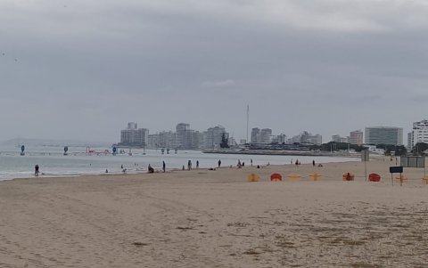 Poco a poco la playa de Salinas se fue quedando sola, la tarde de este sábado, por pedido de las autoridades.