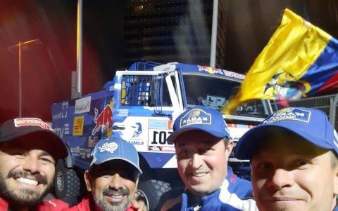 Juan José (i) y Juan Carlos (c) compartieron con otros pilotos en el podio final de la prueba, que recorrió más de 8.000 km.