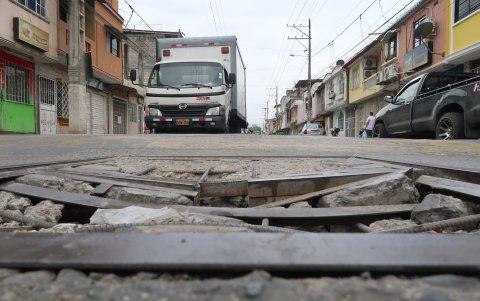 Las toneladas que soportan las calles, hace poco reparadas, ya han empezado a dañarse. Las tapas de las alcantarillas, también hace unos poco meses cambiadas, están rotas.