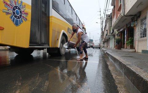 Los moradores, a diario, mojan las vías para evitar que el polvo entre a casa. Los días de lluvia están pendientes de que las zonas más afectadas no se hagan lodo.