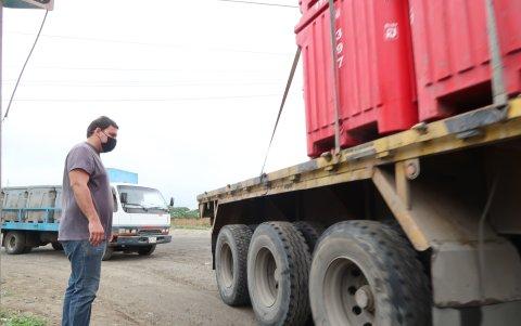 Así intentan cruzar las calles los residentes, desde hace al menos seis años.