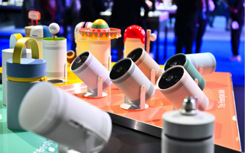 La nueva pantalla portátil de Samsung, The Freestyle, fue diseñada para permitir que los usuarios transformen cualquier espacio en una pantalla.