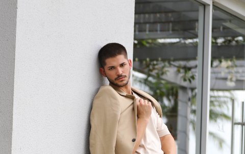 Renier admite que en Miami antes de ser modelo, pinto casas y trabajó como mesero.