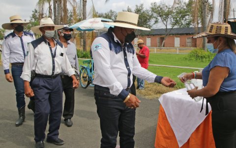 Reunión.- Los protocolos que se cumplieron en la Asamblea de Ganaderos que se realizó ayer, lunes 17 de enero.