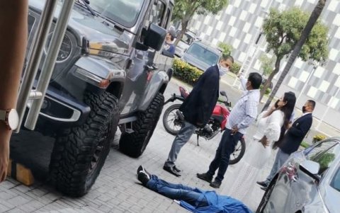 Crimen. El cuerpo del fallecido fue cubierto en el sitio con una tela antes de su traslado.