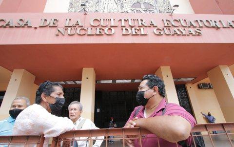 El actor Héctor Garzón (d) y el artista Jorge Jaén, quien hizo la convocatoria, afuera de la Casa de la Cultura del Guayas.