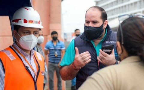 Momento en el que las autoridades locales supervisaban el hecho en el sitio.