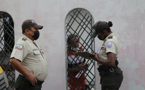 Botón. Policías comunitarios recorrieron el sitio para activar o actualizar los botones de seguridad, de casa en casa, por alguna emergencia o hecho delictivo.