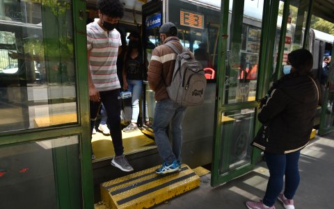 Quito. Paradas y unidades del transporte municipal en pésimas condiciones.