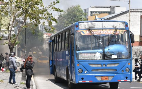 Un nube de humo negra dejan los vehículos en su paso por las calles.
