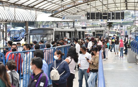 Las aglomeraciones son comunes en las paradas de buses de la capital.