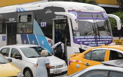 Una de los reclamos recae en que los buses recogen y dejan pasajeros donde sea, aún en plena vía, como se muestra en la gráfica.