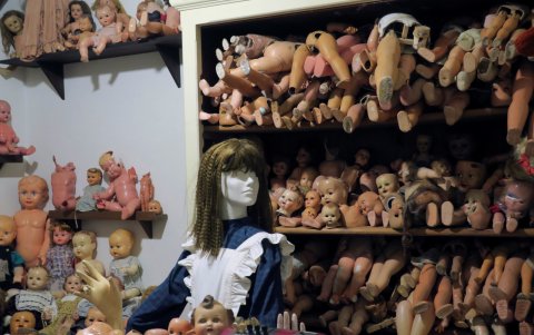 Al lugar llegan muñecas de todo tipo con una variedad de problemas.