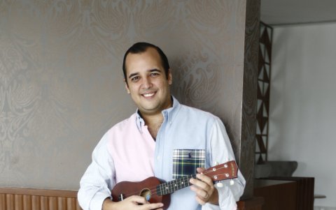 De esencia roquera, afirma que se ha vuelto un hombre más romántico por su esposa.