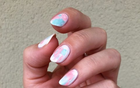 Uñas estilo Tie Dye.
