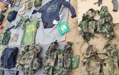 Uniformes. En el sitio también se encontraron pertrechos y prendas de vestir.