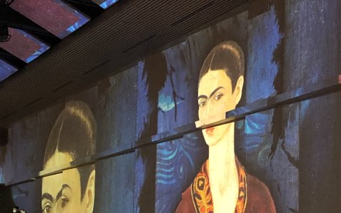 Proyectores lanzan sobre las paredes de una antigua nave industrial en Zúrich obras de la artista mexicana Frida Kahlo.