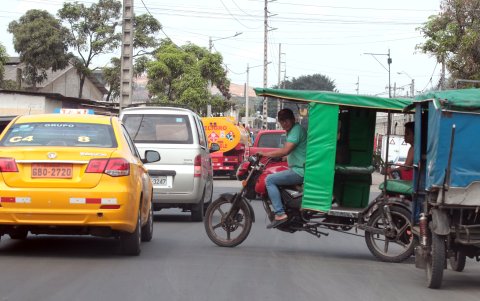 Tricimoteros maniobran de una manera incorrecta (ag-extra)