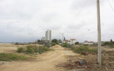 El estado de las vías y la maleza que rodean la Milina afecta considerablemente al barrio.
