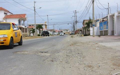 Las Dunas. El de la imagen es apenas uno de los huecos del vecindario. Allí, como en Costa de Oro y la Milina, reclaman áreas verdes y de juegos, además de veredas.