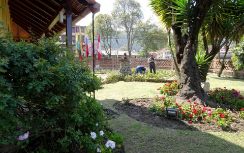 El patio. Tiene seis ambientes abrigados por grandes árboles frutales y donde sobresale un viejo nogal.