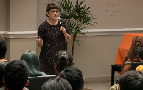 La autora ha sido docente en varias universidades, entre ellas la Universidad de las Artes. Este es su primer libro.