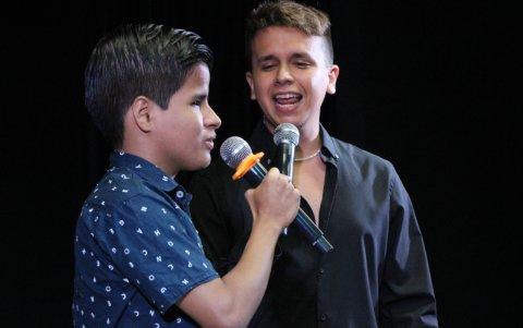 Cantantes. David Gómez ha compartido escenario con grandes artistas ecuatorianos, como Maykel (en la gráfica).