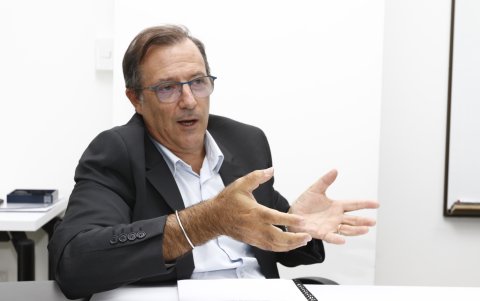 Tiene una amplia trayectoria dentro del grupo Veolia desde 1989. Ha dirigido operaciones de servicios de agua y gestión en varios países: España (Jerez, Valencia, Madrid), Portugal, China (Shenzhen y Tianjin), México y Francia.