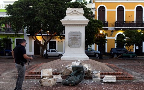 La estatua destruida en mil pedazos al caer.