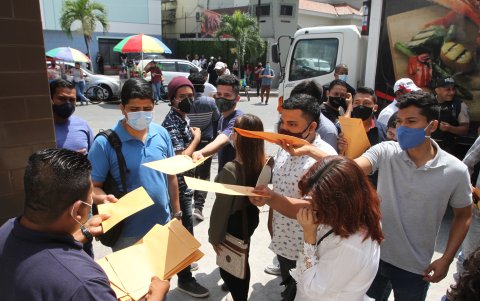 Jóvenes en busca de empleo en Ecuador.