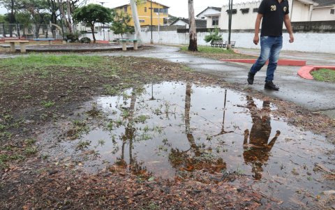 Este tipo de charcos se han formado en los parques de Álamos Norte.