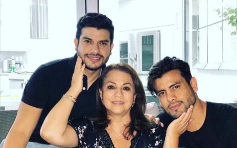 Junto a su madre Nachita y hermano, Pablo.