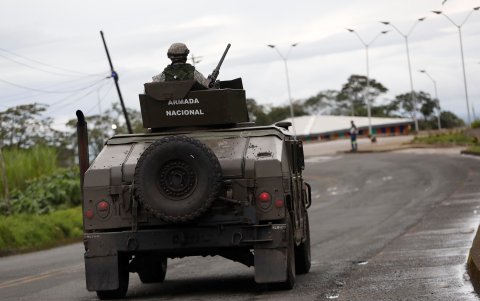 Un vehículo de la Armada Nacional de Colombia prestando seguridad en Buenaventura.