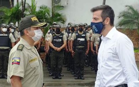 El subcomandante de la Zona 8, coronel Holger Cortez y el Gobernador del Guayas, pablo Arosemena, dieron el recibimiento a los 570 uniformados.