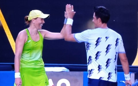 El ecuatoriano Gonzalo Escobar junto su pareja de dobles, la checa Lucie Hradecka.
