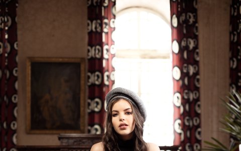 Uno de sus planes favoritos es disfrutar de una tarde de té con amigos o familia. Para estar cómoda y relajada, sugiere este top negro y un short.