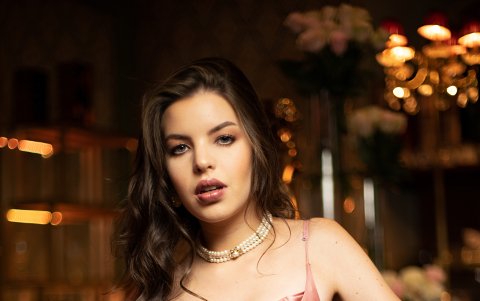 Top rosa con pantalón blanco.  Gabriela afirma que, por los colores, esta combinación es ideal para un coctel a la luz del día.