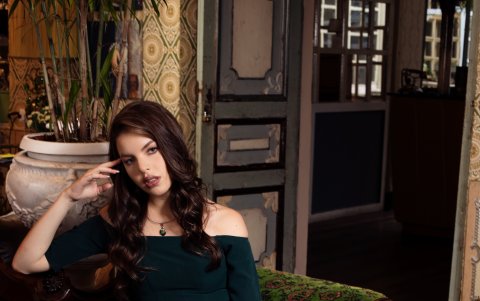 ¿Una fiesta formal en la noche? Gabriela propone este traje de profunda abertura en la pierna y hombros descubiertos.