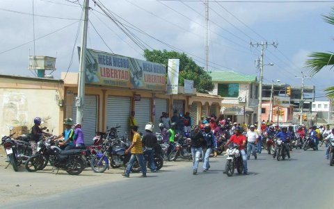 Este es uno de los puntos de La Libertad donde se concentran los motociclistas que dan el servicio de taxis.