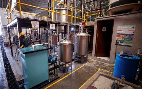 La fábrica cuenta con maquinaria moderna.