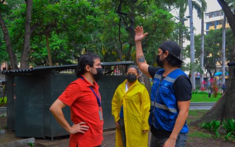 Especialistas verifican el riesgo que sufren los animales en el sitio.