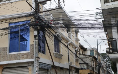 Las marañas en los postes son un peligro al que se exponen muchas familias que tienen los cables cerca de sus casas.