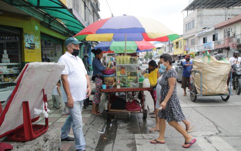 El comercio informal se ha tomado las aceras y veredas de la ciudadela Florida Norte, situación que pone en peligro a los peatones.