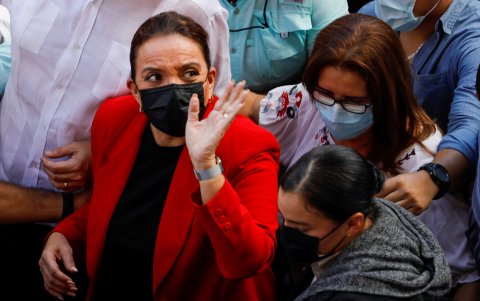 La presidenta electa de Honduras Xiomara Castro (i) saluda a su llegada a la sede del Congreso Nacional , en Tegucigalpa.