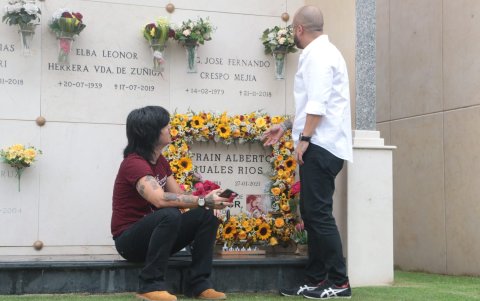 Entre los amigos que visitaron la tumba de Efraín este 27 de enero estuvo Érick Mujica.