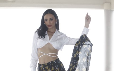 Las camisas para este verano se acortan y dejan al descubierto el abdomen para literalmente, atarlo.