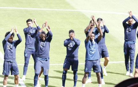 Los jugadores de la selección nacional agradecieron el apoyo de los hinchas.