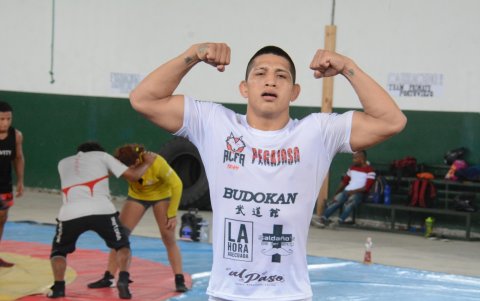 El mantense lucha en la  modalidad grecorromana de los 67 kilogramos, compite por Manabí; sin embargo por necesidades económicas ha tenido combates en torneos profesionales de artes marciales mixtas.